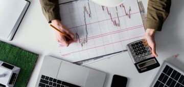 Taxas futuras de juros oscilam perto dos ajustes após análises sobre Pnad e Haddad