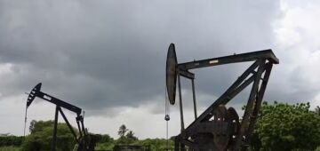 Petróleo fecha em queda acima de 2%, pressionado por sinais de novo aumento de oferta da Opep+