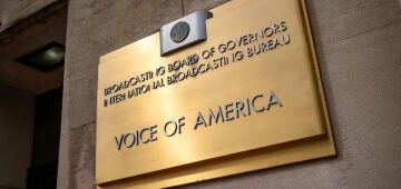 Trump corta mais de 500 postos na emissora estatal Voice of America em meio a disputa judicial