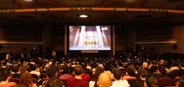 Comissão da Câmara dos Deputados aprova legenda descritiva em filmes brasileiros no cinema 