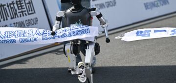 Pequim sedia primeira meia maratona de robôs humanoides