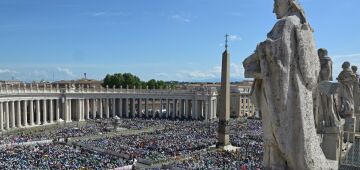 Católicos LGBT fazem peregrinação a Roma e comemoram legado de acolhimento de Francisco