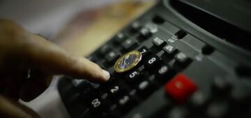 Com exterior favorável e ruído político, taxas de juros encerram sem direção única