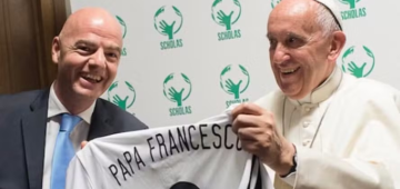 Presidente da Fifa lamenta morte do papa Francisco: "Orações de todo mundo do futebol estão com ele"