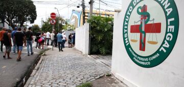 Criança morre após tentar escalar fogão e eletrodoméstico tombar em Olinda; mãe não estava em casa