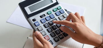 Taxas futuras sobem no último pregão do mês, com cautela sobre tensões com EUA