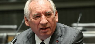 Parlamento francês derruba o governo durante moção de confiança