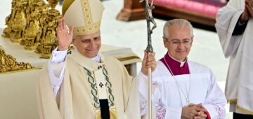 Leão XIV inicia seu pontificado com crítica ao paradigma econômico
