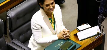 'Perseguidos, mas não abandonados', diz Michelle Bolsonaro em dia de julgamento