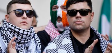 Para o grupo de rap Kneecap, o apoio à Palestina cresceu