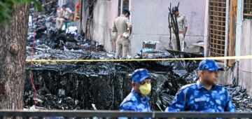 Equipes de resgate vasculham área do acidente de avião da Air India que matou 265