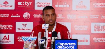 Apresentado no Náutico, Mateus Silva ressalta nova parceria com Hélio dos Anjos