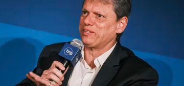 Tarcísio é chamado de 'futuro presidente' por aliados em evento
