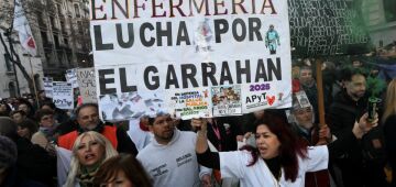 Milhares de pessoas protestam na Argentina por cortes em sistema de saúde pública