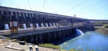 Itaipu está em fase final de instalação de usina solar flutuante e espera produção em novembro