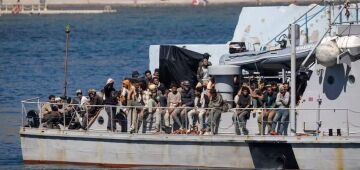 Grécia resgata centenas de migrantes durante fim de semana, alguns desembarcando em praia; vídeo