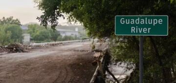 Enchentes no Texas: Falta de alerta antes de tragédia alimenta críticas em meio a buscas 