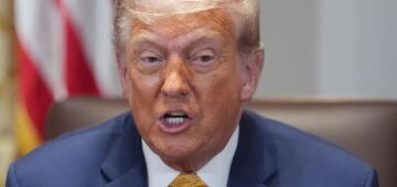 Trump insiste em que Brasil 'mude de rumo' e 'deixe de atacar' Bolsonaro