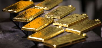 Ouro fecha em alta e prata salta 2% sob dólar fraco e de olho em cortes pelo Fed em 2026