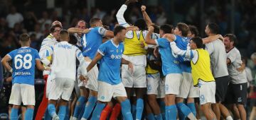 Napoli vence Cagliari com gol nos acréscimos e sobe para liderança do Italiano