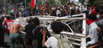 Incêndio provocado por manifestante no leste da Indonésia deixa 3 mortos