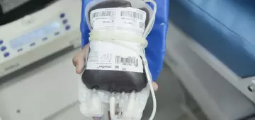 Aos 46 anos, homem com doença genética sobrevive graças a transfusões de sangue a cada 15 dias