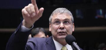 'Tem gente ameaçando votar urgência para anistia na próxima semana', diz líder do PT