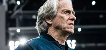 Jorge Jesus se irrita e perde o sapato ao chutar bola em direção à torcida do Al-Nassr