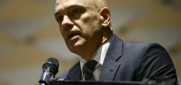 Moraes rejeita pedido de prisão domiciliar "humanitária" e de novas visitas a Bolsonaro