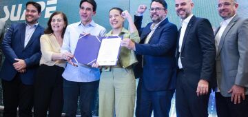 Ao lado do ministro Silvio Costa, governadora Raquel Lyra dá início a dragagem no Porto de Suape