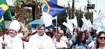Procissão de Nossa Senhora da Cabeça reúne centenas de fiéis nas ruas do Bairro do Recife