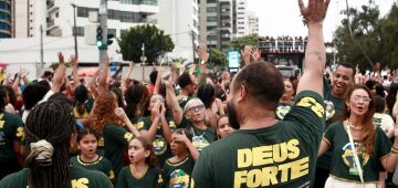 Marcha para Jesus no Recife reúne milhares de pessoas em Boa Viagem