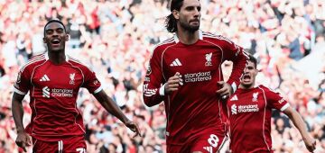 Bola parada decide, Liverpool bate o Arsenal no fim e assume a ponta isolada da Premier League