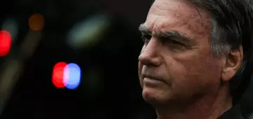 'Bolsonaro segue com crises de soluços, que ficam mais intensas quando ele fala muito', diz médico