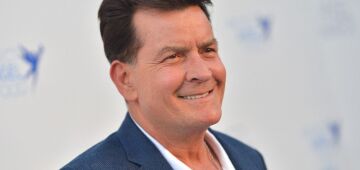 Charlie Sheen conta sua história: "Passei uma década pedindo desculpas às pessoas que magoei"