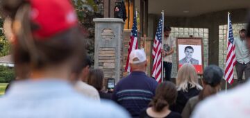 Assassino de Charlie Kirk, aliado de Trump, continua foragido nos EUA