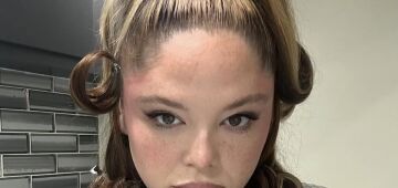 Atriz chama atenção com visual básico no  tapete vermelho do Emmy 2025; veja