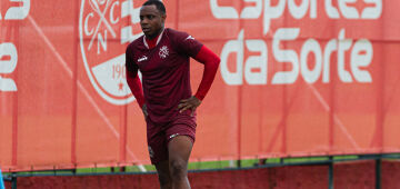 Torcedor do Brusque acusado de cometer racismo contra Igor Bolt é solto após audiência