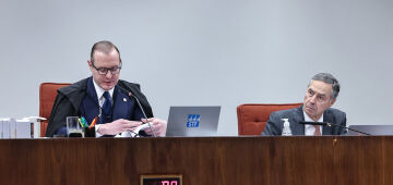 Ao lado de Barroso, Zanin proclama resultado de julgamento que impôs prisão a Bolsonaro