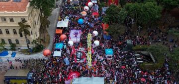 Com bandeira gigante, esquerda tenta resgatar símbolo nacional em ato pela soberania