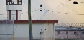 Centenas de sul-coreanos detidos em operação migratória em fábrica nos Estados Unidos