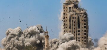 Exército israelense bombardeia edifício na Cidade de Gaza