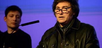 Milei diz que seu programa econômico não mudará após derrota eleitoral