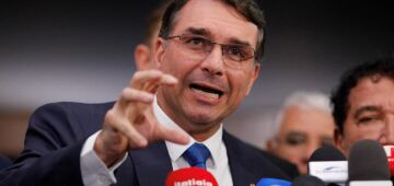 Após aval do pai, Flávio Bolsonaro pede por "união da direita"