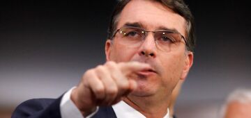 Flavio Bolsonaro afirma que ex-presidente teve falta de ar e pede trégua a Moraes