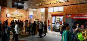 Centenas tentam deixar o Nepal após reabertura de aeroporto e retomada de voos internacionais