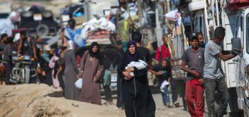 Milhares de palestinos fogem da Cidade de Gaza a pé ou amontoados em caminhonetes