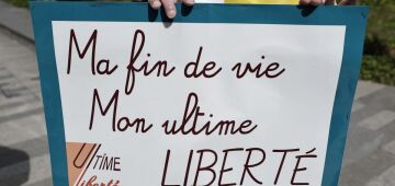 França julga 12 ativistas pró-eutanásia em pleno debate político sobre o tema