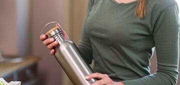 Mulher viraliza nas redes ao dizer que quase perdeu a vida por não lavar garrafa térmica