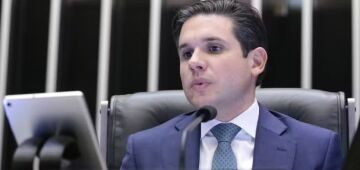 "Não posso agir para prejudicar ou privilegiar", diz Motta sobre Zambelli e Eduardo Bolsonaro